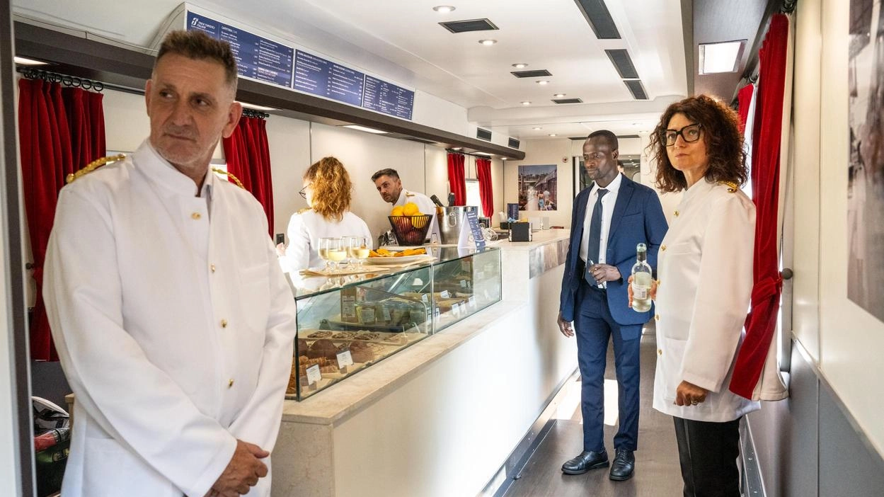 Il sindaco Michele Conti con gli assessori Paolo Pesciatini e Massimo Dringoli al viaggio inaugurale del nuovo servizio low cost di Fs che da Milano tocca Liguria e la costa tpscana fino Livorno. Il sindaco Michele Conti con gli assessori Paolo Pesciatini e Massimo Dringoli al viaggio inaugurale del nuovo servizio low cost di Fs che da Milano tocca Liguria e la costa tpscana fino Livorno.