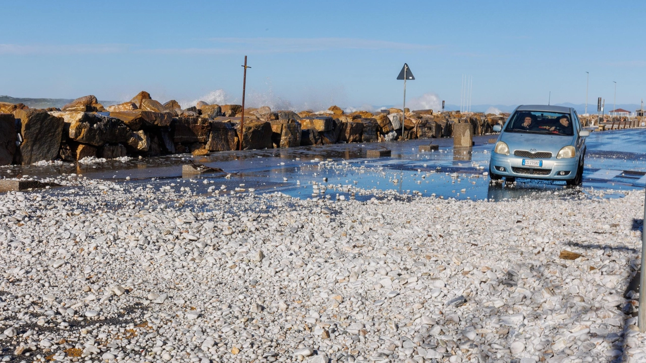 “Bombe“ di sassi a Marina di Pisa. Così si presentava ieri mattina la passeggiata: la sede stradale invasa dalle pietre “Bombe“ di sassi a Marina di Pisa. Così si presentava ieri mattina la passeggiata: la sede stradale invasa dalle pietre