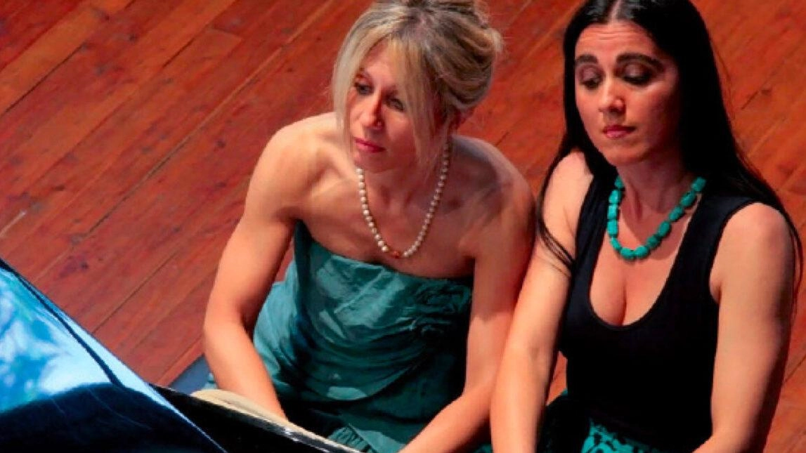 In scena nel Salone Porticato un dialogo sonoro tra l’argentino Piazzolla e l’America di Gershwin. Al pianoforte le pianiste Dente e Garibaldi con la direzione artistica del maestro Cozzani. In scena nel Salone Porticato un dialogo sonoro tra l’argentino Piazzolla e l’America di Gershwin. Al pianoforte le pianiste Dente e Garibaldi con la direzione artistica del maestro Cozzani.