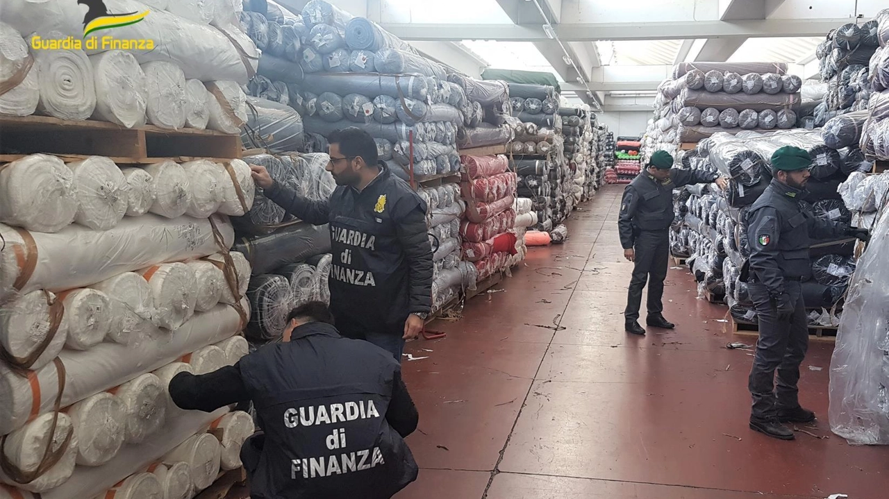 La Finanza ha sequestrato 2,2 milioni di metri, che hanno reso 640mila euro. Vignolini (Confartigianato):"Danno e beffa: la merce doveva essere ritirata". La Finanza ha sequestrato 2,2 milioni di metri, che hanno reso 640mila euro. Vignolini (Confartigianato):"Danno e beffa: la merce doveva essere ritirata".