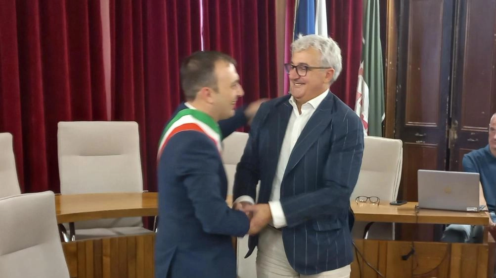 La. stretta di mano tra il sindaco di Corciano e il rettore dell’Università La. stretta di mano tra il sindaco di Corciano e il rettore dell’Università
