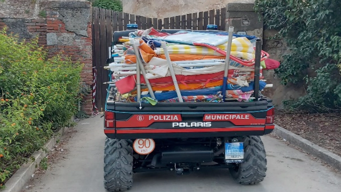 Gli ombrelloni sequestrati a Orbetello Gli ombrelloni sequestrati a Orbetello