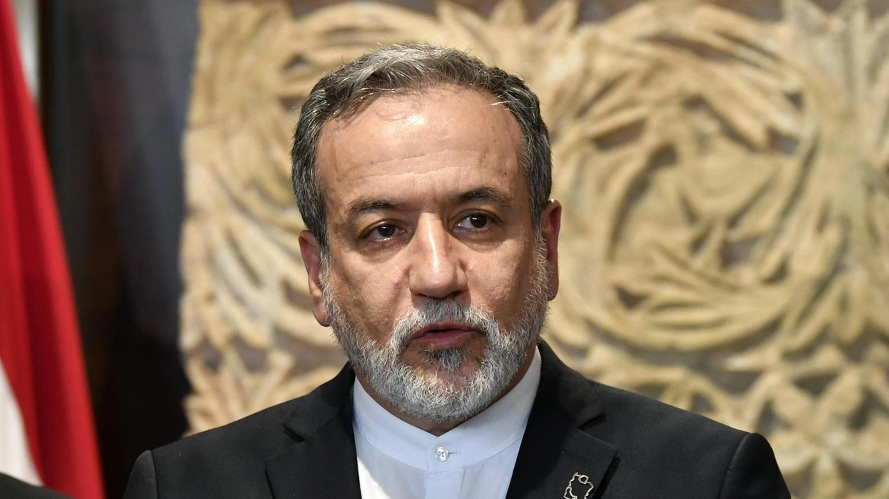 Il ministro iraniano Araghchi critica i colloqui nucleari con gli USA a causa degli attacchi israeliani contro l'Iran. Il ministro iraniano Araghchi critica i colloqui nucleari con gli USA a causa degli attacchi israeliani contro l'Iran.