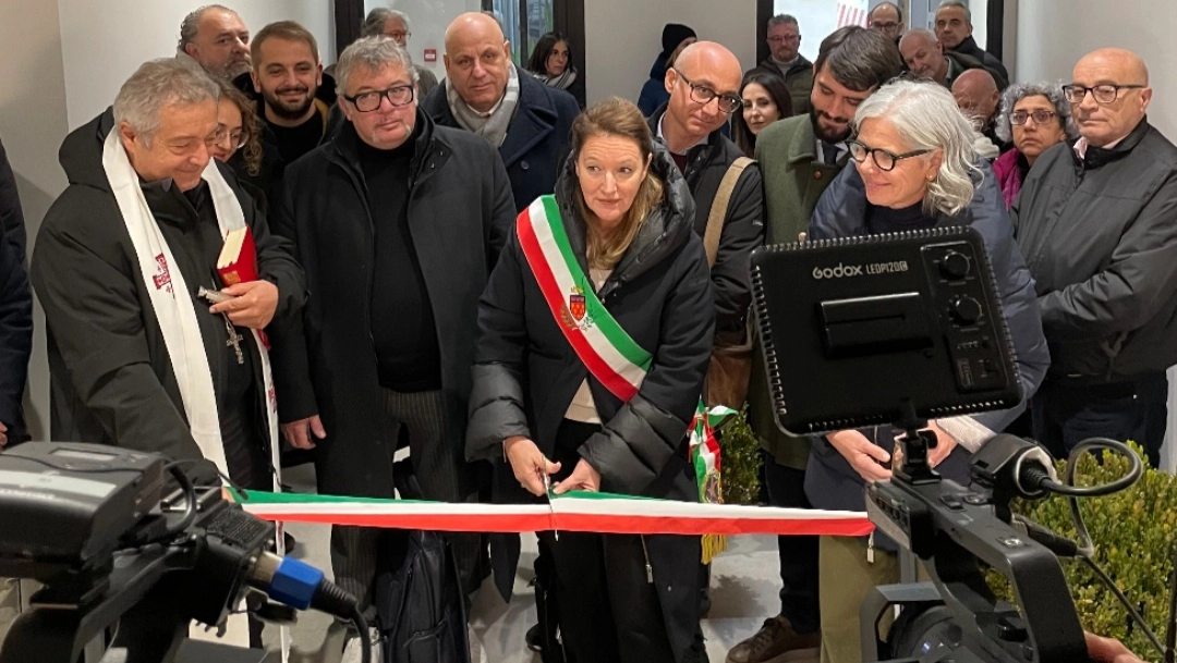 Il taglio del nastro nei locali del nuovo dormitorio che accoglierà le persone senza fissa dimora Il taglio del nastro nei locali del nuovo dormitorio che accoglierà le persone senza fissa dimora