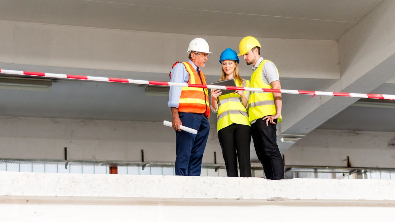 Sopralluogo in un cantiere edile (foto Istock) Sopralluogo in un cantiere edile (foto Istock)