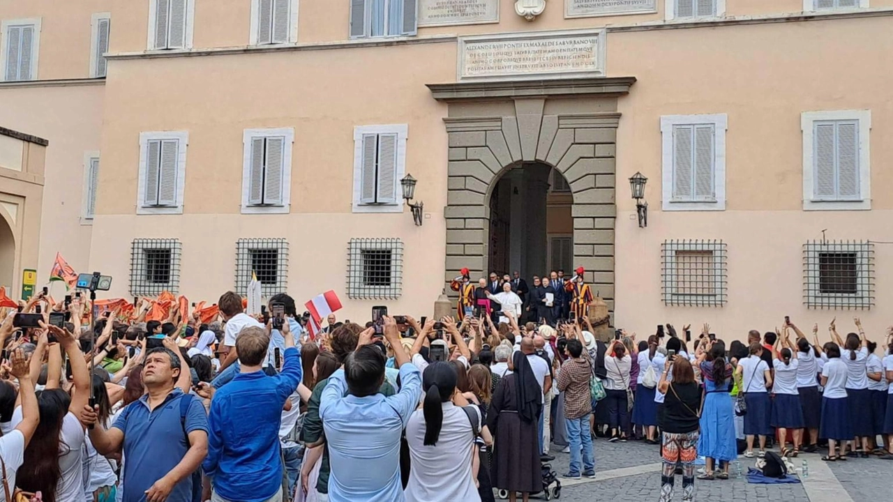 "Non dobbiamo rassegnarci al prevalere della logica del conflitto e delle armi". Lo ha detto Papa Leone all'Angelus. Nella festa...