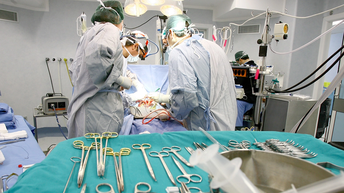 Medici al lavoro in una sala operatoria (foto di repertorio)