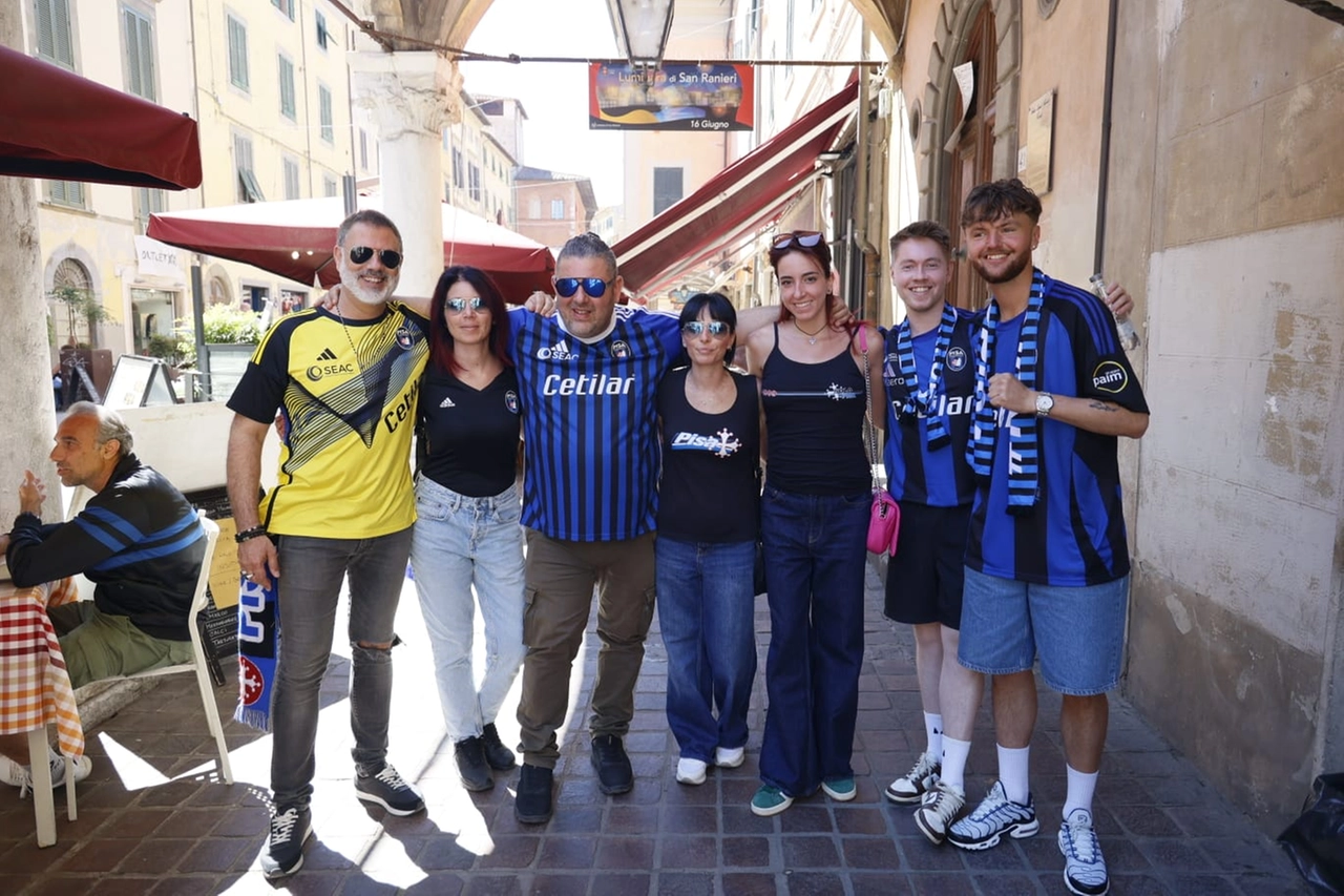 Un gruppo di tifosi pisani insieme agli amici dell'attaccante Alexander Lind, arrivati in città dalla Danimarca