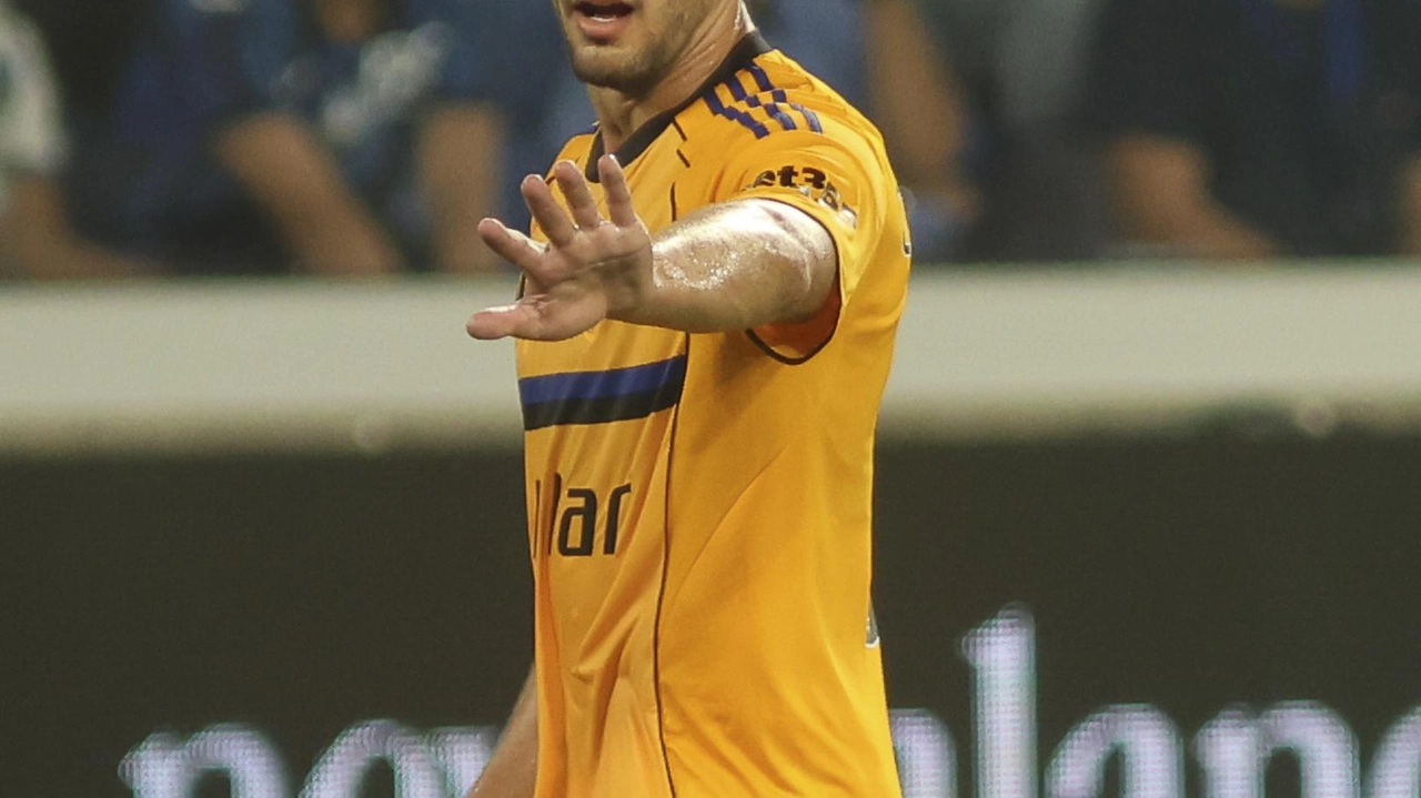 Simone Canestrelli, in campo con il Pisa a Bergamo all’esordio in serie A Simone Canestrelli, in campo con il Pisa a Bergamo all’esordio in serie A