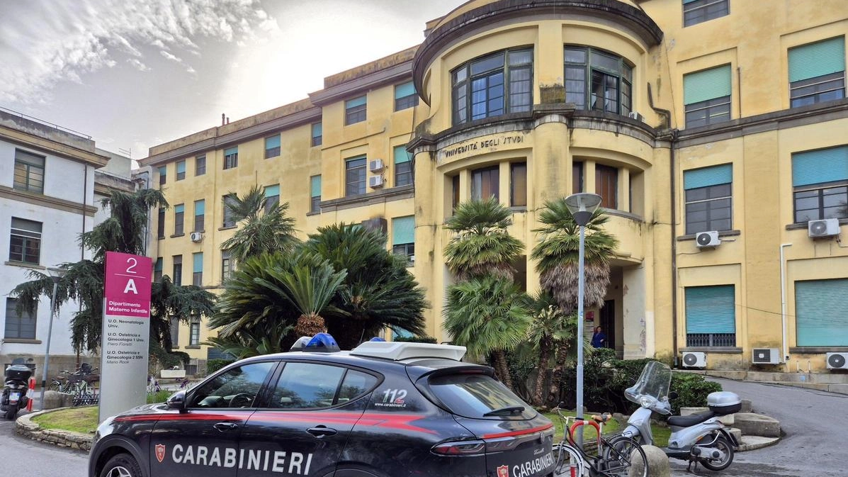 I carabinieri davanti al reparto di Ostetricia del Santa Chiara I carabinieri davanti al reparto di Ostetricia del Santa Chiara