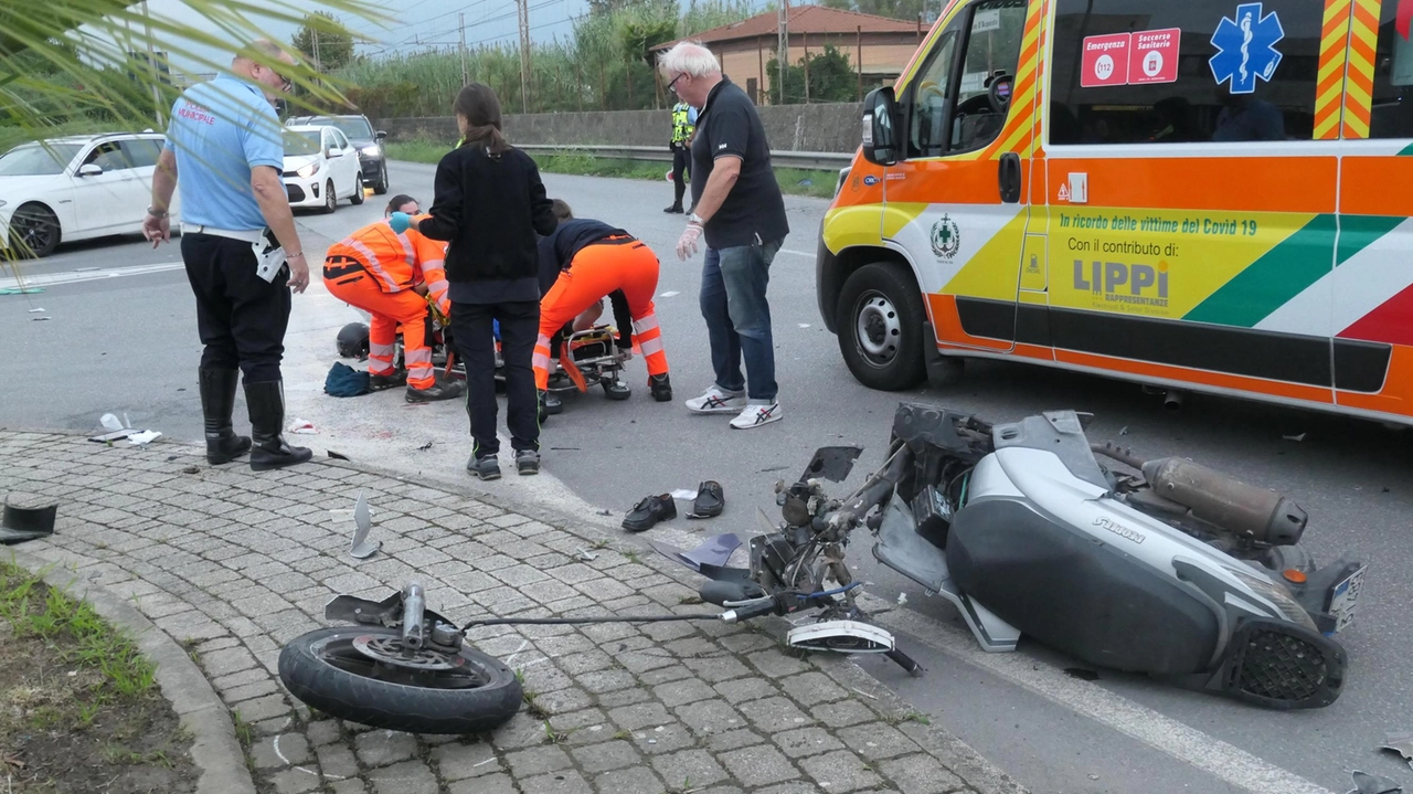 I soccorsi portati allo scooterista ferito nell’incidente di ieri (Foto Umicini) I soccorsi portati allo scooterista ferito nell’incidente di ieri (Foto Umicini)