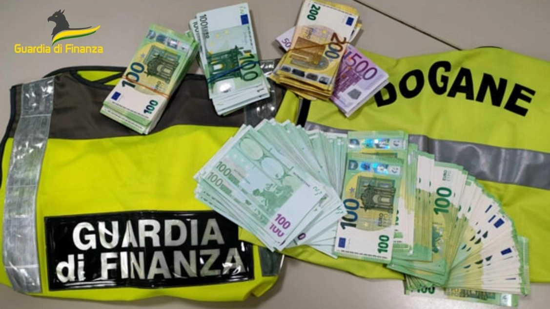 Soldi sequestrati all'aeroporto di Pisa dalla guardia di finanza Soldi sequestrati all'aeroporto di Pisa dalla guardia di finanza