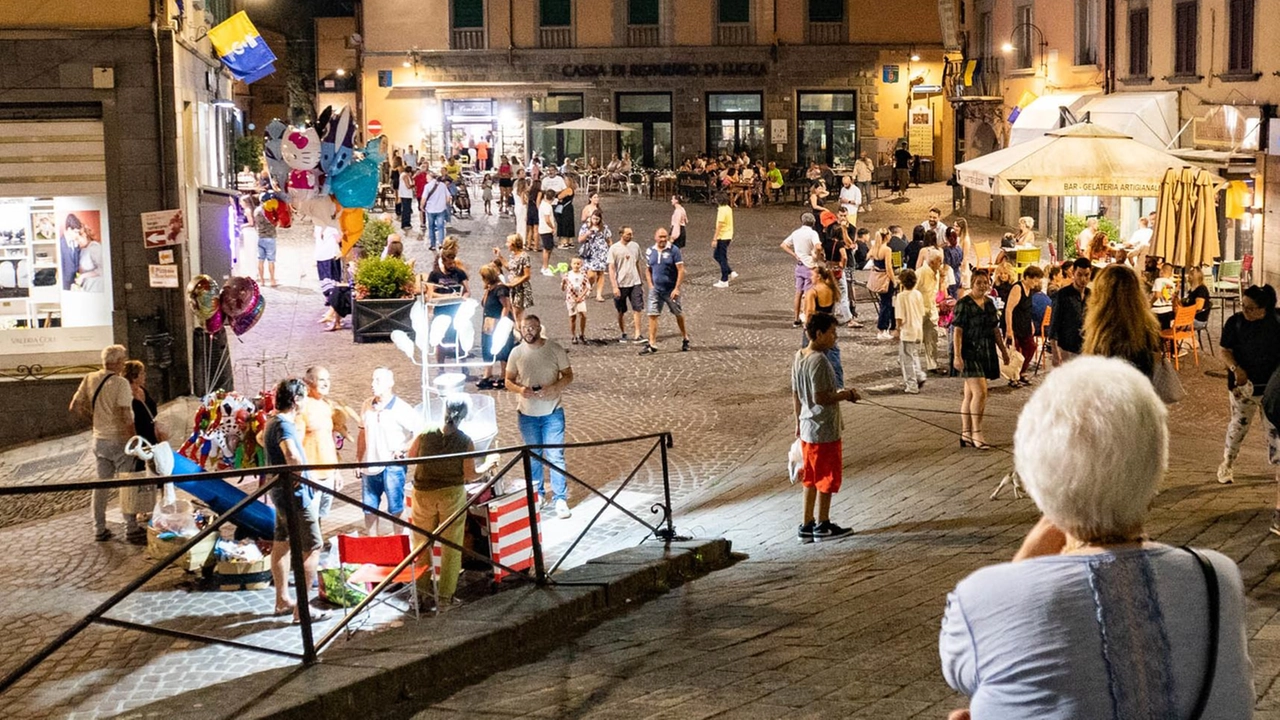 A Castelnuovo tre giornate clou con spettacoli e eventi: fuochi d'artificio silenziosi, musica, mercato rinascimentale e tante attività per bambini. Programma ricco e variegato per tutti i gusti. A Castelnuovo tre giornate clou con spettacoli e eventi: fuochi d'artificio silenziosi, musica, mercato rinascimentale e tante attività per bambini. Programma ricco e variegato per tutti i gusti.