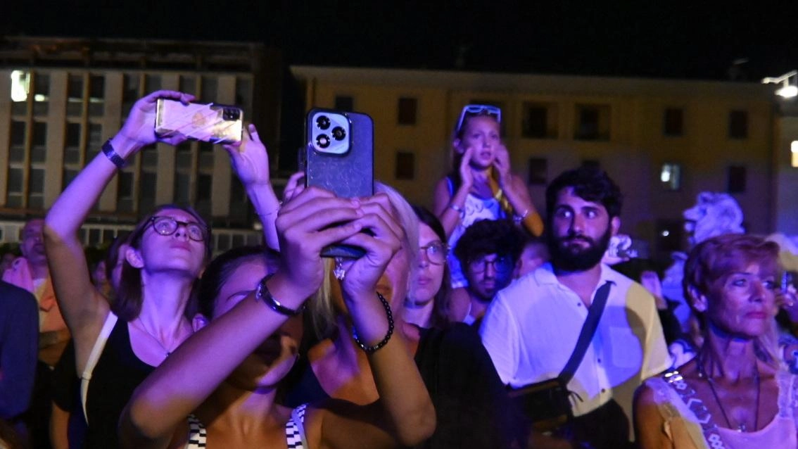Folla davanti a palazzo Ducale per l’esibizione della cantante con Cance. Divertimento sul palcoscenico di Marina, con negozi aperti e musica. Folla davanti a palazzo Ducale per l’esibizione della cantante con Cance. Divertimento sul palcoscenico di Marina, con negozi aperti e musica.