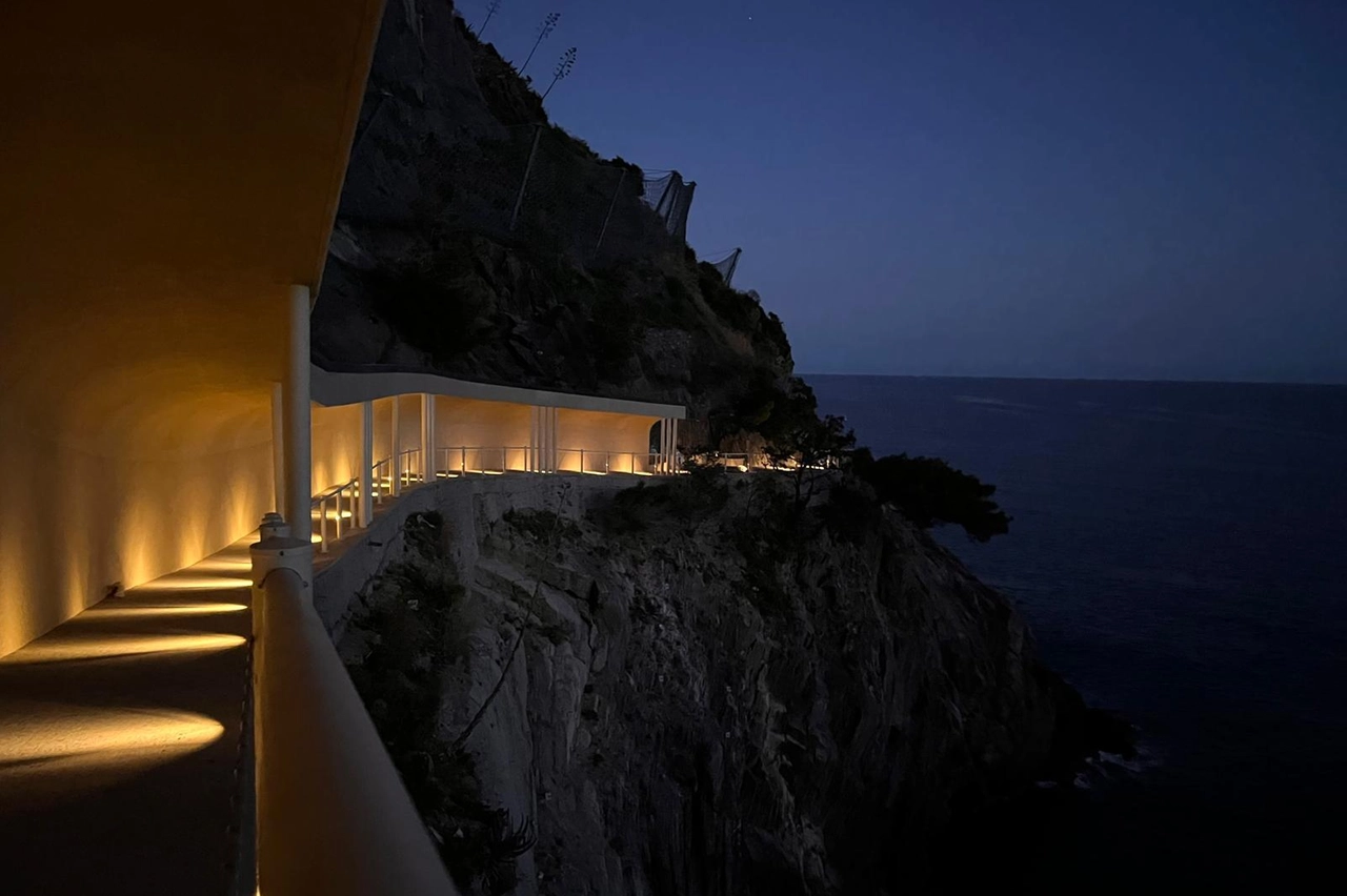 La nuova Via dell'Amore illuminata di notte