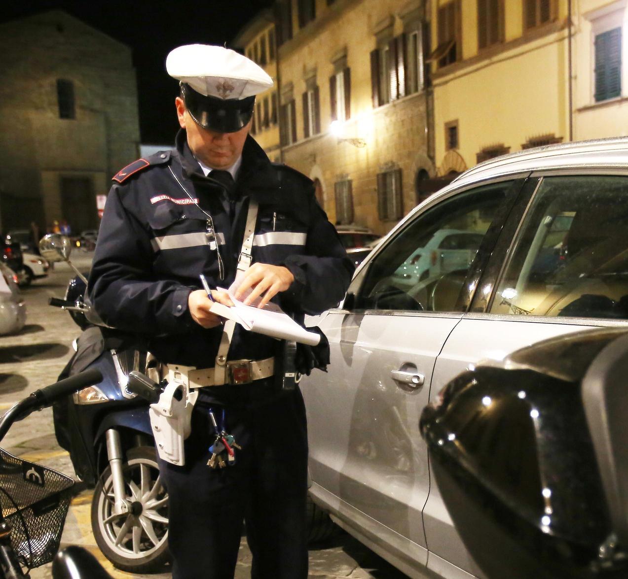 https://www.lanazione.it/image-service/view/acePublic/alias/contentid/ZDEyYmFkMDgtYWYzNC00/0/maglia-nera-per-le-multe-autovelox-e-record-nazionale-spesa-media-di-168-euro.jpeg