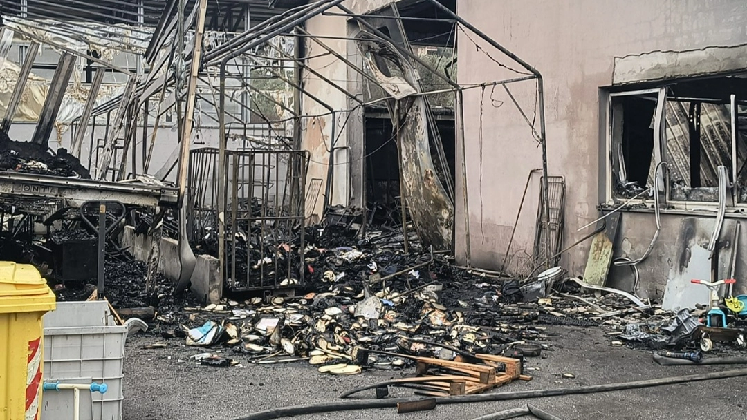 L'incendio ha distrutto il Mercatino di RiciclAnde a Vaiano. Inizia la mobilitazione per rimediare ai danni L'incendio ha distrutto il Mercatino di RiciclAnde a Vaiano. Inizia la mobilitazione per rimediare ai danni