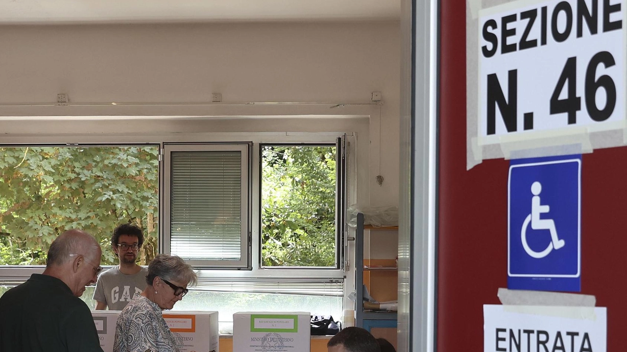 Nella foto, un seggio senese nei giorni del referendum; nel capoluogo l’affluenza è arrivata al 40,73 per cento Nella foto, un seggio senese nei giorni del referendum; nel capoluogo l’affluenza è arrivata al 40,73 per cento