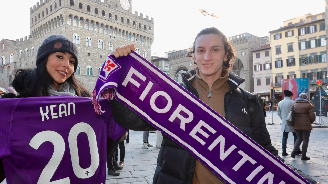 Tifosi della Fiorentina in piazza della Signoria (Foto Moggi / New Press Photo) Tifosi della Fiorentina in piazza della Signoria (Foto Moggi / New Press Photo)