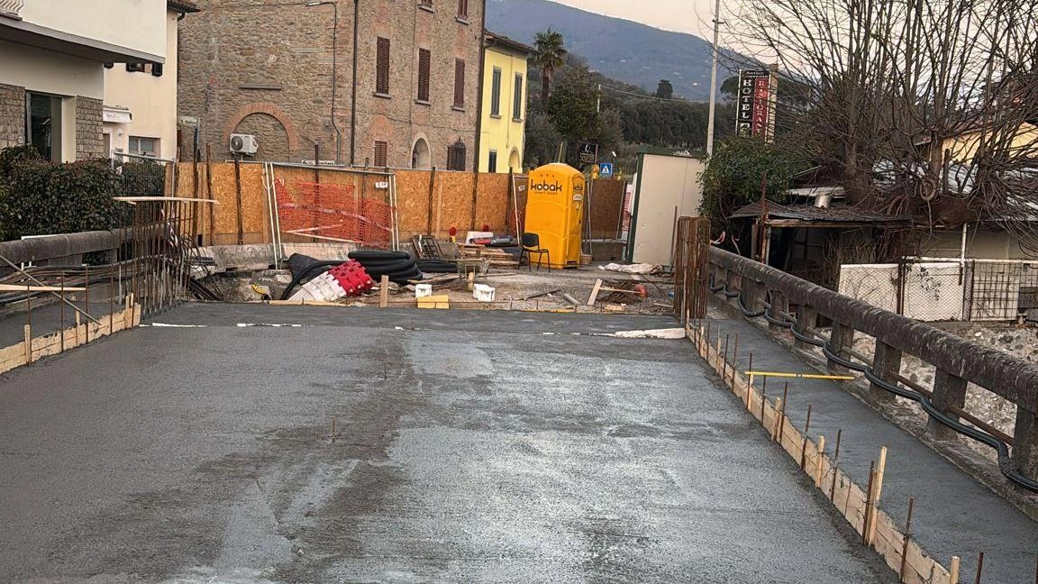 La Provincia: "Il lavoro è stato eseguito per accorciare al massimo i tempi di indurimento". Poi saranno allestite le barriere. La scadenza è il 28 febbraio: "Le piogge ci hanno rallentato". La Provincia: "Il lavoro è stato eseguito per accorciare al massimo i tempi di indurimento". Poi saranno allestite le barriere. La scadenza è il 28 febbraio: "Le piogge ci hanno rallentato".