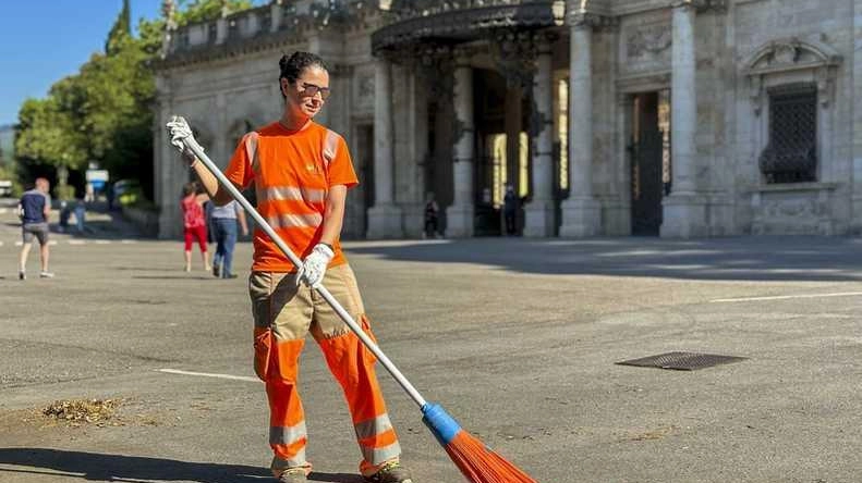 Un operatore di Alia impegnato in un intervento di spazzamento delle foglie nella zona dello stabilimento del Tettuccio Un operatore di Alia impegnato in un intervento di spazzamento delle foglie nella zona dello stabilimento del Tettuccio