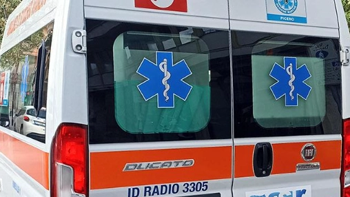 Un'ambulanza in una foto di repertorio Un'ambulanza in una foto di repertorio