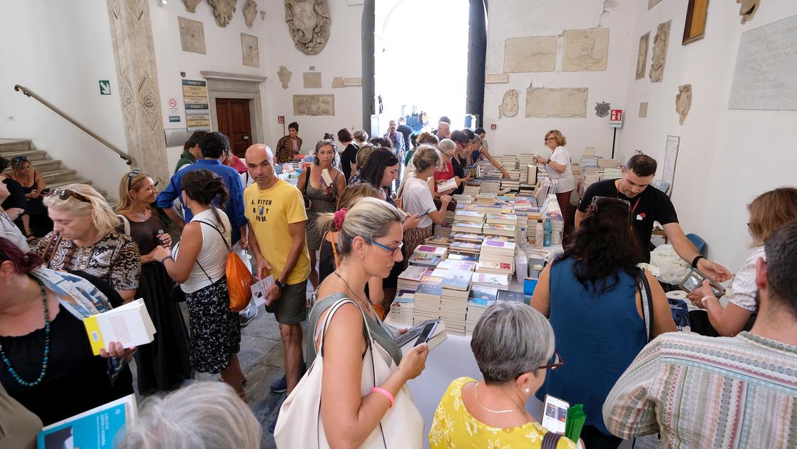 Arte, storia e un tocco di classe. La stella della danza Buriassi nel comitato di Sarzana capitale Arte, storia e un tocco di classe. La stella della danza Buriassi nel comitato di Sarzana capitale