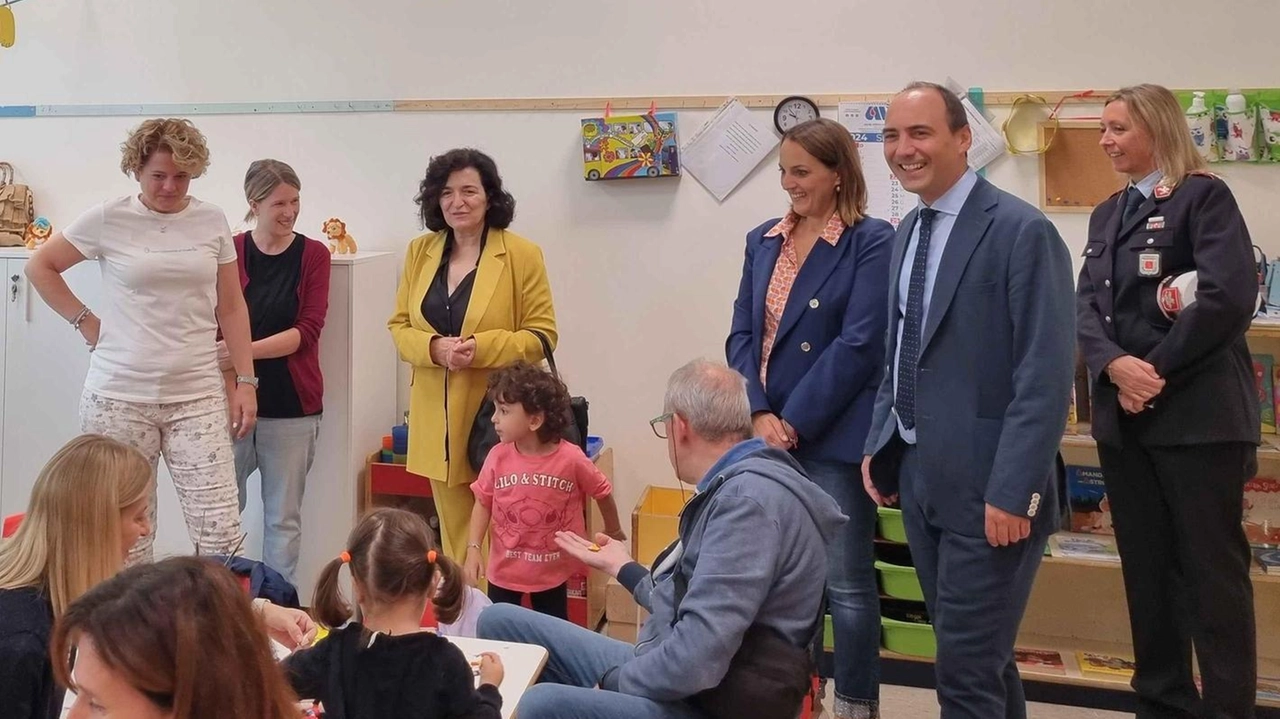 Il giro di saluti del sindaco Calamai con l’assessore Baiano ha toccato le scuole. Salvemini-La Pira, poi Tintori, Deledda, Malaguzzi, Anna Frank e Alberto Manzi Il giro di saluti del sindaco Calamai con l’assessore Baiano ha toccato le scuole. Salvemini-La Pira, poi Tintori, Deledda, Malaguzzi, Anna Frank e Alberto Manzi