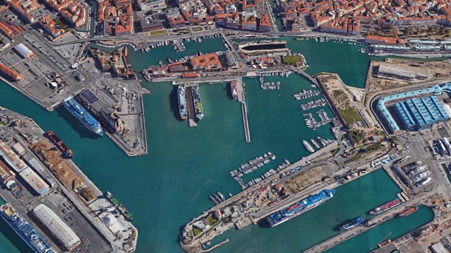 Livorno, “C’è una bomba sulla nave”: la telefonata e la maxiemergenza in porto Livorno, “C’è una bomba sulla nave”: la telefonata e la maxiemergenza in porto