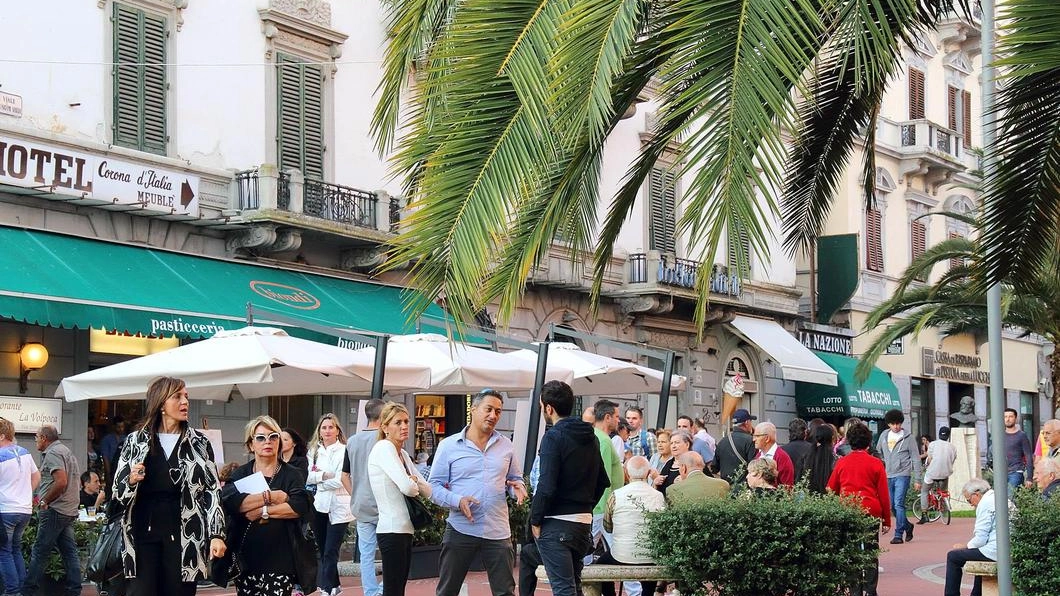 Il centro di Montecatini affollato di turisti Il centro di Montecatini affollato di turisti
