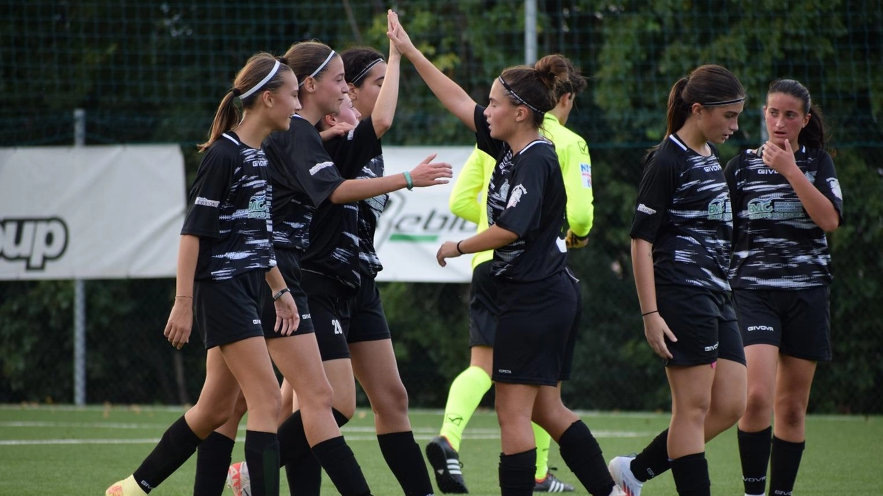 L’esultanza dello Spezia women,. sul campo del “Marchini“ di Castelnuovo, che sta disputando un ottimo campionato L’esultanza dello Spezia women,. sul campo del “Marchini“ di Castelnuovo, che sta disputando un ottimo campionato
