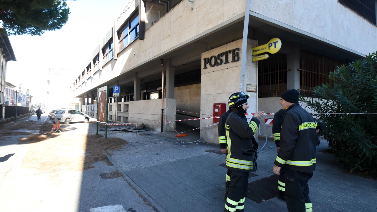 Maltempo in Versilia, danni al tetto delle Poste a Viareggio (Foto Umicini) Maltempo in Versilia, danni al tetto delle Poste a Viareggio (Foto Umicini)