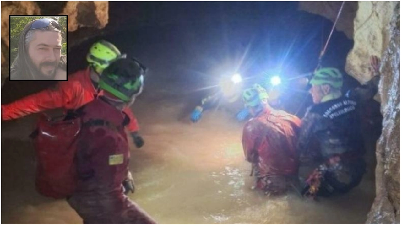 La mobilitazione dei soccorritori nella grotta dove è morto Luca Marinelli (nel riquadro)