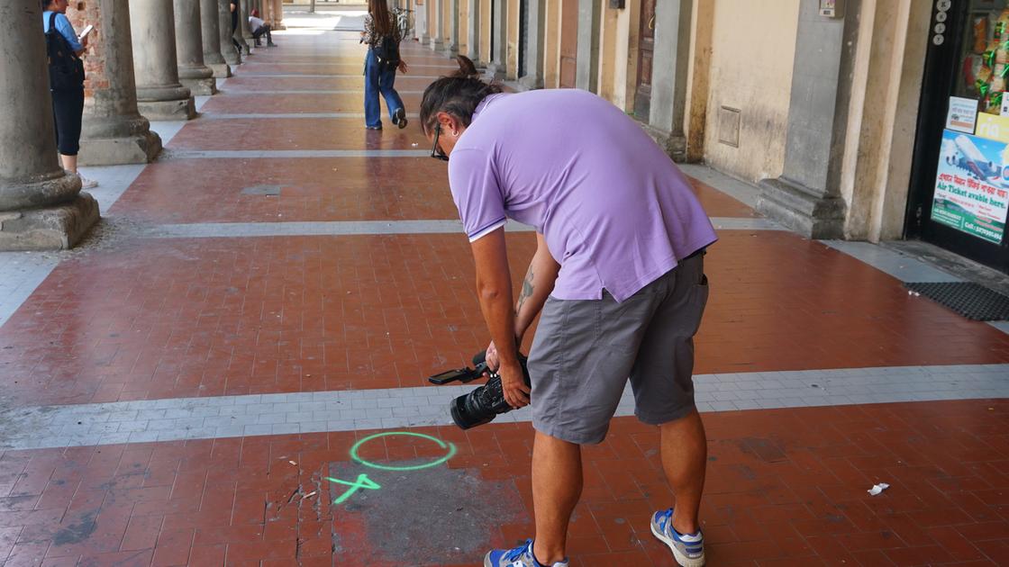 Montevarchi, agguato a colpi di pistola in centro. Gambizzato a 35 anni, ipotesi droga. Colpito a freddo da due in scooter