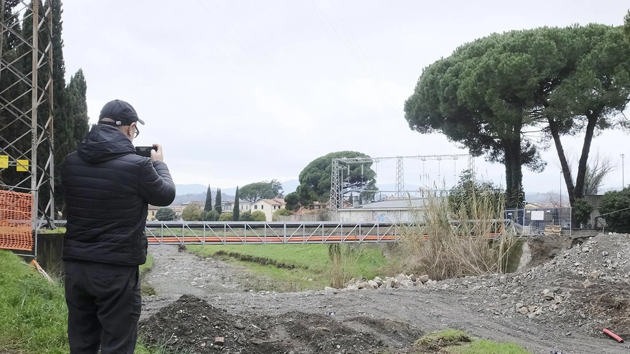 L’area del ponte di via Falcinello dove sono in corso i lavori per la ricostruzione dell’infrastruttura in sostituzione di quella demolita L’area del ponte di via Falcinello dove sono in corso i lavori per la ricostruzione dell’infrastruttura in sostituzione di quella demolita