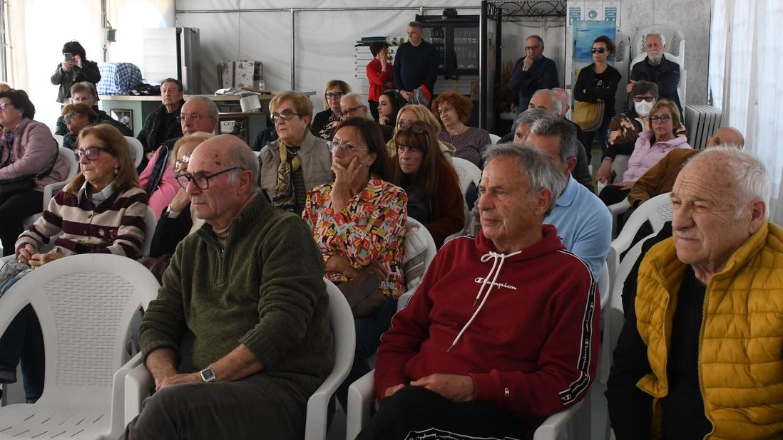 Un’assemblea del passato dei cittadini di Fossone. Da tempo nel quartiere si lamenta una viabilità pericolosa e disagi per residenti e automobilisti