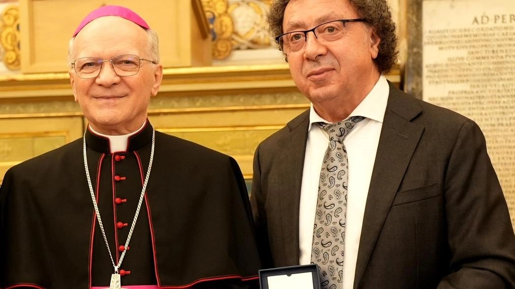 Il ’Picciolo’, storico premio del Vaticano, è stato consegnato a Marcello Zeppi, presidente del Montecatini International Short Film Festival, dall’arcivescovo...