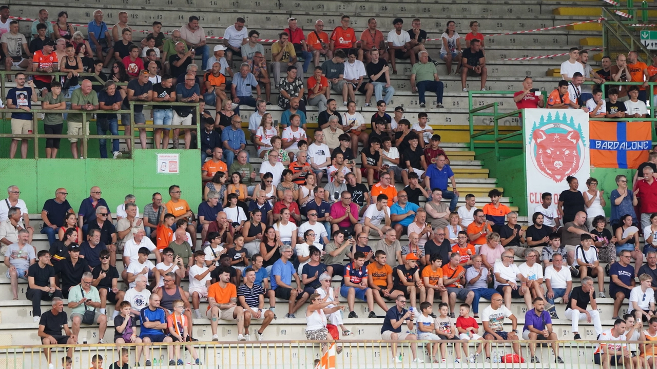 Una foto della Curva Nord risalente al derby tra Pistoiese e Prato del febbraio scorso (foto Acerboni/foto Castellani)