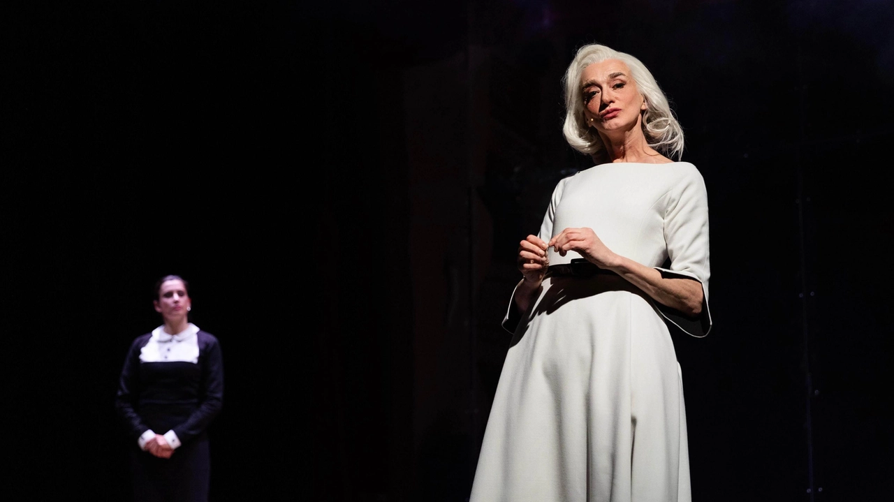 Drusilla Foer in ’Venere Nemica’, sul palco anche l’attrice Elena Talenti (a sinsitra) Drusilla Foer in ’Venere Nemica’, sul palco anche l’attrice Elena Talenti (a sinsitra)
