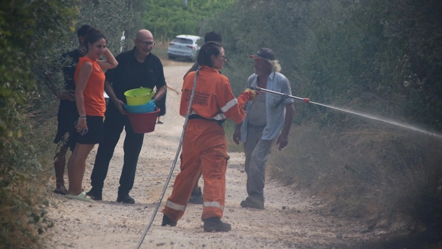 I residenti hanno allertato il 112 e sul posto sono intervenute le squadre dell'antincendio della Racchetta e i vigili del fuoco (Foto Taddei/Germogli)