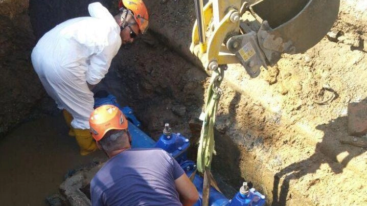 Operai al lavoro sulla rete idrica, una scena che ultimamente si è vista spesso Operai al lavoro sulla rete idrica, una scena che ultimamente si è vista spesso