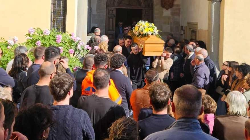 Gubbio, folla al funerale. Indagini sullo schianto