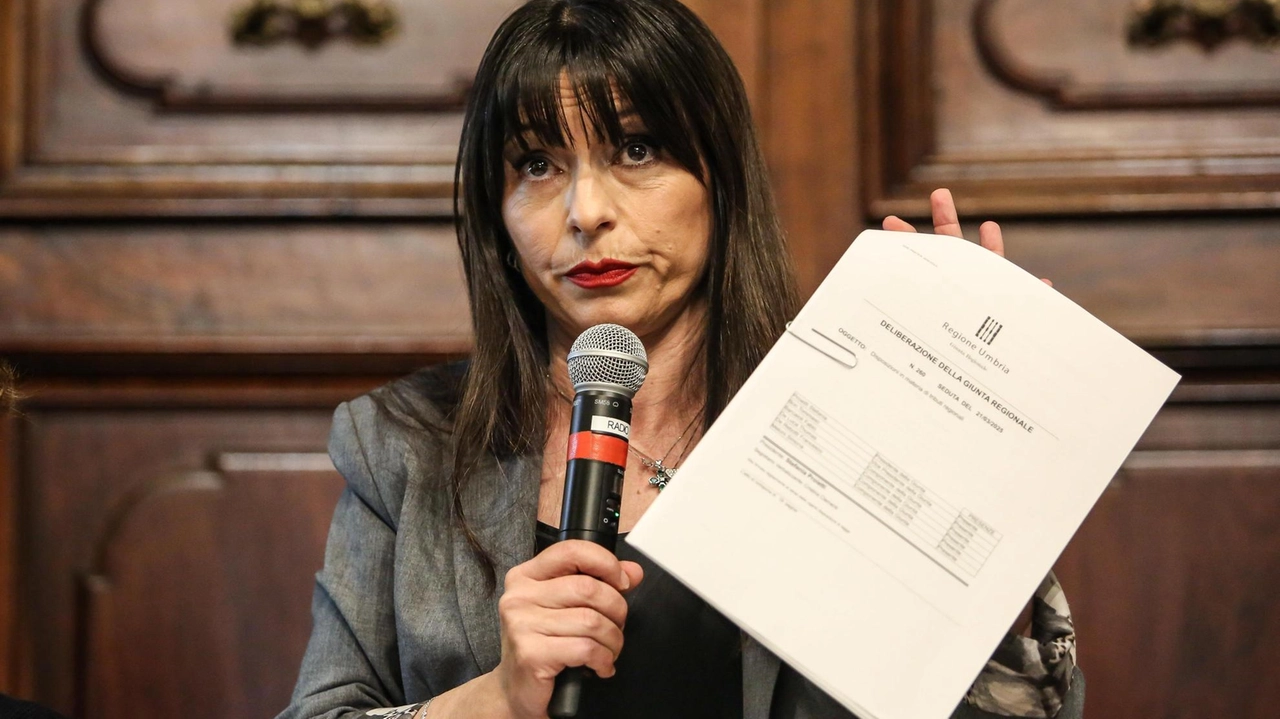 La presidente Stefania Proietti durante la conferenza stampa di ieri mattina per la manovra sulla sanità