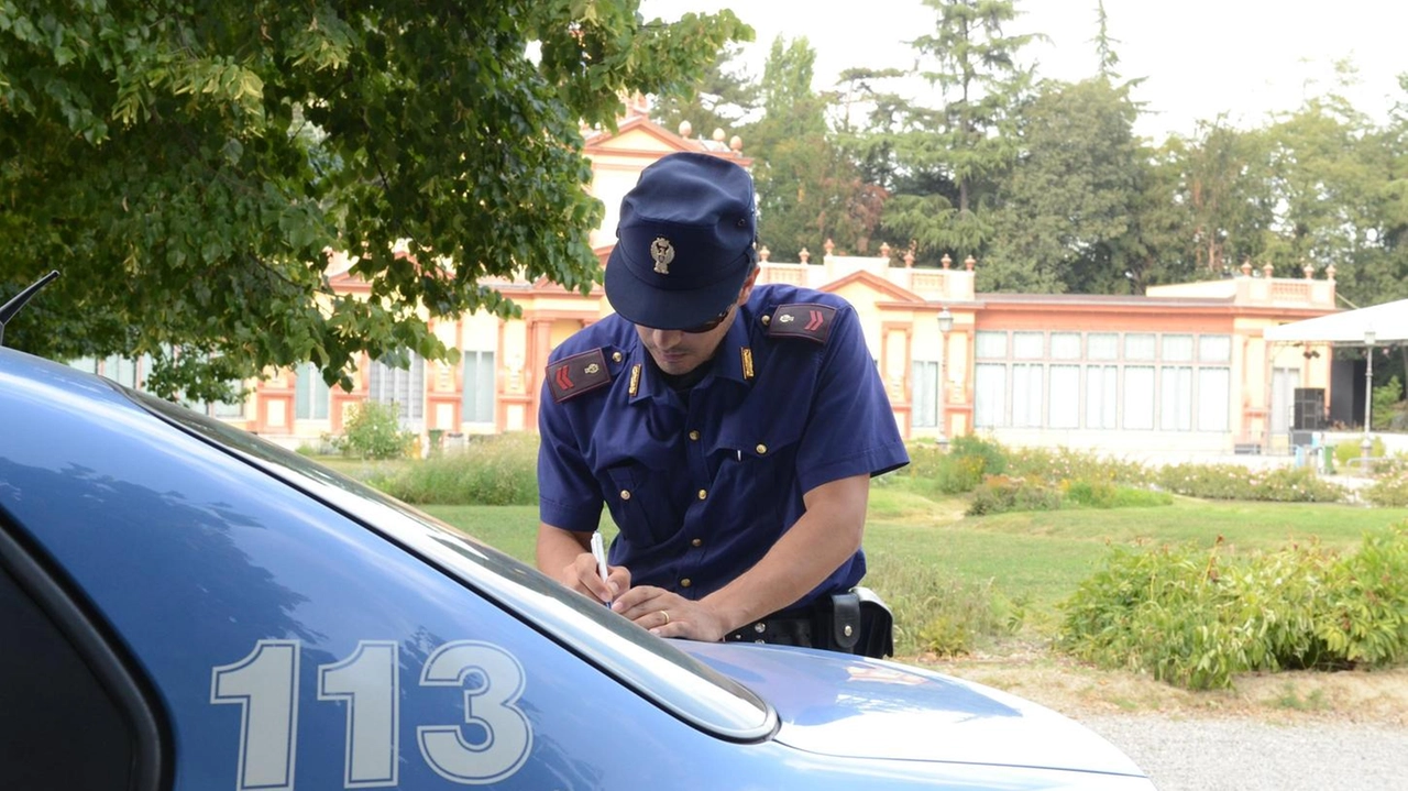La polizia indaga sull’accaduto dopo la denuncia del giovane derubato