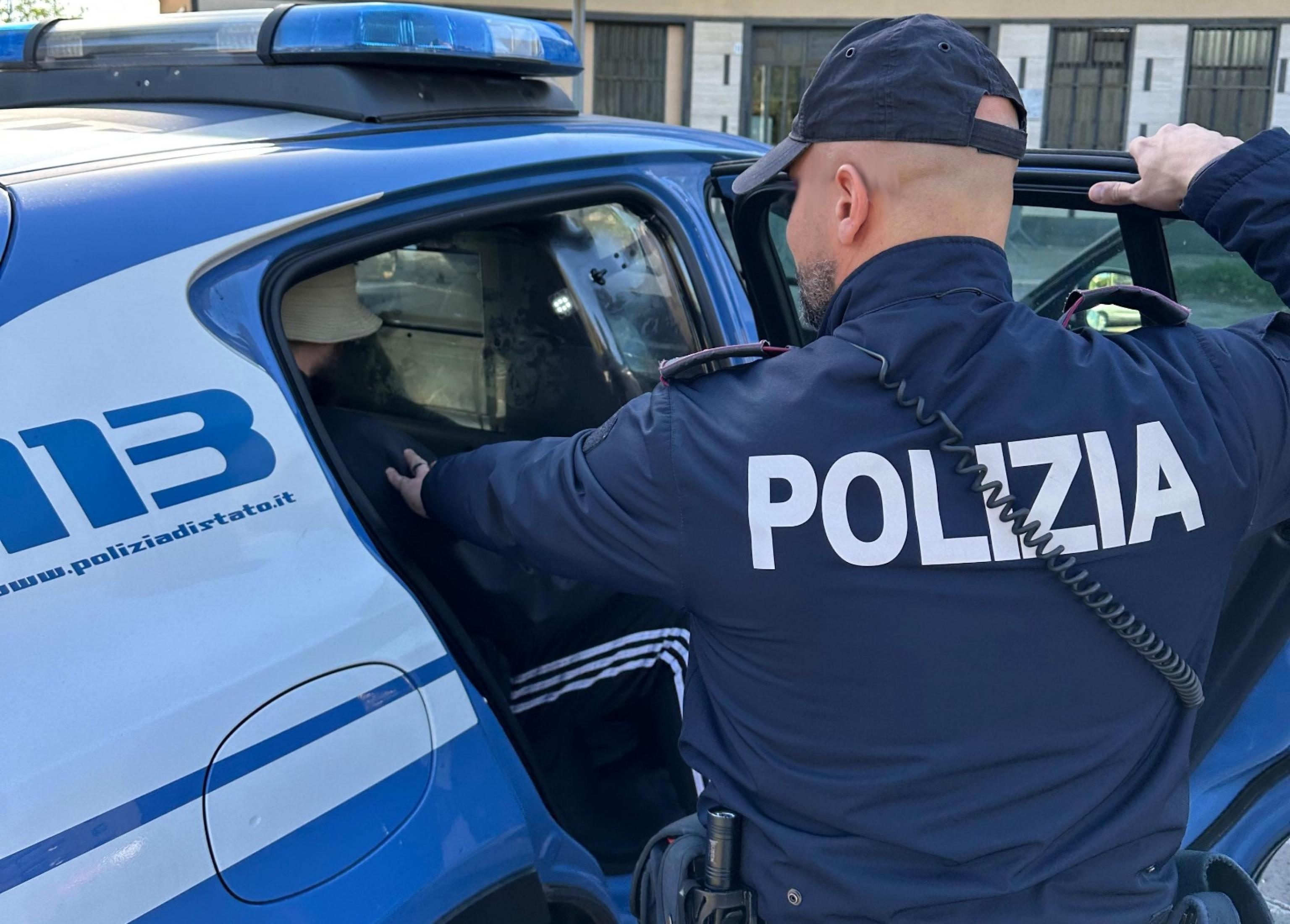 Caos in spiaggia, “Aiuto, mi ha violentata in mare”. Lei in ospedale, lui scappa Caos in spiaggia, “Aiuto, mi ha violentata in mare”. Lei in ospedale, lui scappa
