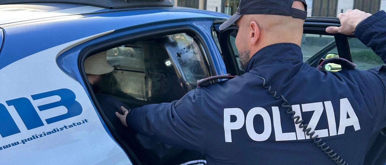 Caos in spiaggia, “Aiuto, mi ha violentata in mare”. Lei in ospedale, lui scappa