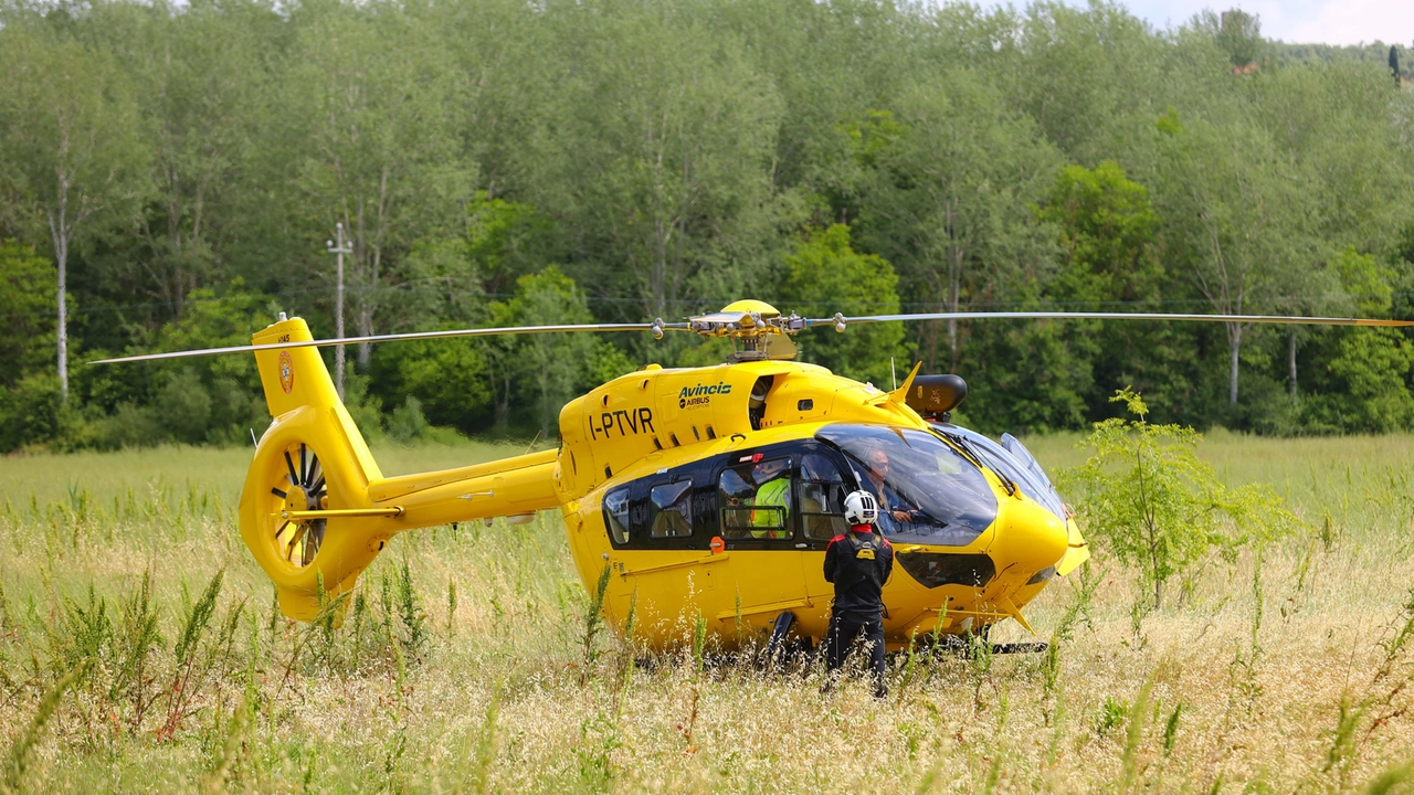 L'elicottero Pegaso in un'immagine di repertorio. Due le macchine rimaste coinvolte nell'incidente sull'A11 (Fotocronache Germogli) L'elicottero Pegaso in un'immagine di repertorio. Due le macchine rimaste coinvolte nell'incidente sull'A11 (Fotocronache Germogli)