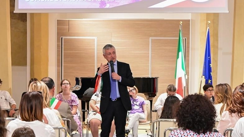 Il prefetto di Perugia Francesco Zito durante l’incontro con il Consiglio comunale dei Ragazzi a Bastia Umbra Il grazie del sindaco Erigo Pecci Il prefetto di Perugia Francesco Zito durante l’incontro con il Consiglio comunale dei Ragazzi a Bastia Umbra Il grazie del sindaco Erigo Pecci
