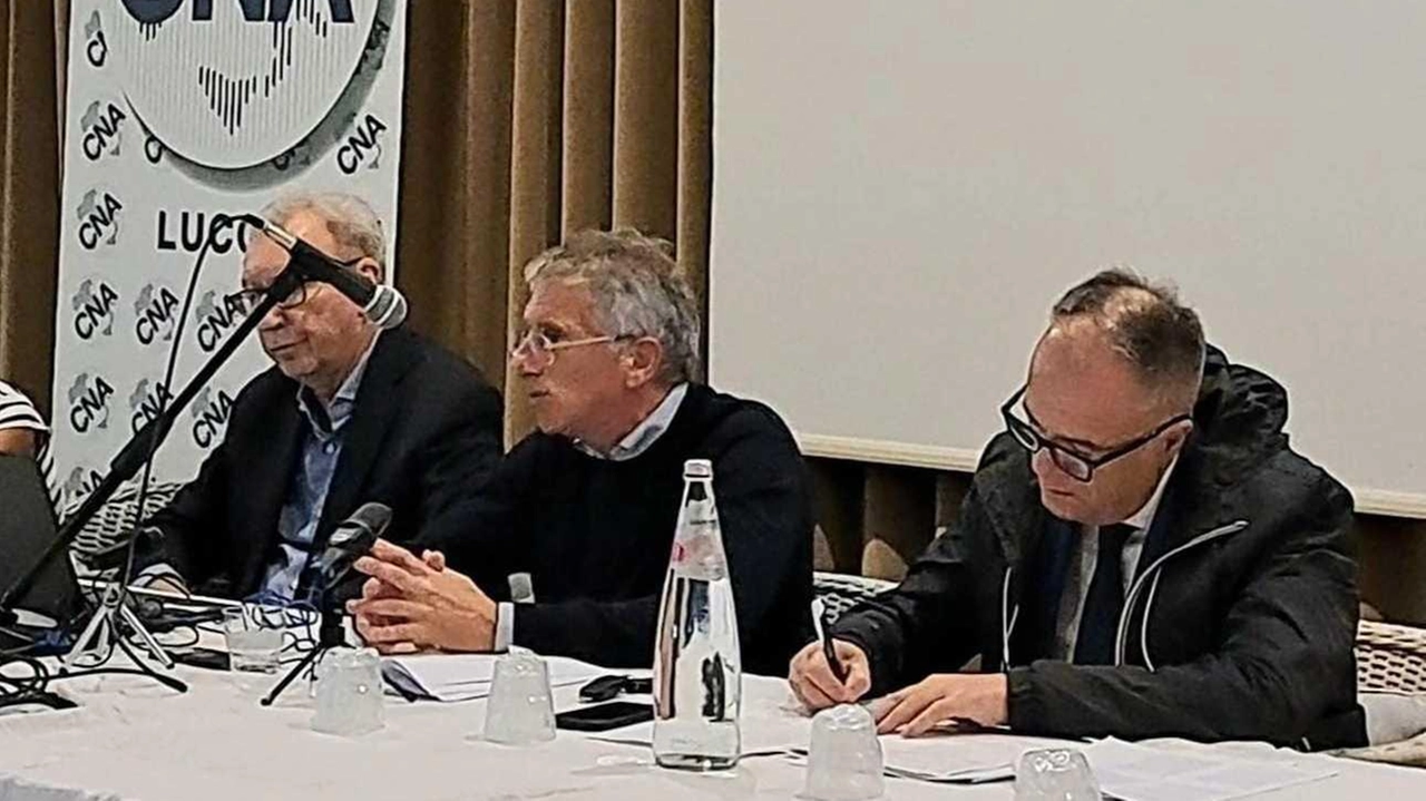 Il tavolo dei relatori all’assemblea di Cna Balneari Il tavolo dei relatori all’assemblea di Cna Balneari
