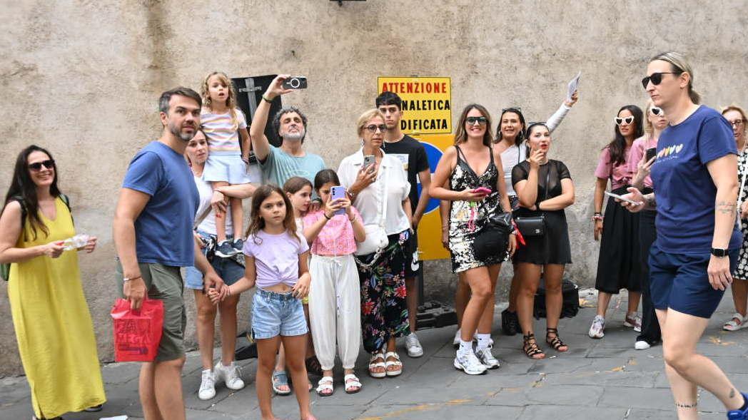 Lustrini, vinili e... gelati. In città è “J.Lo“ mania. Fan in coda per ore: "Jennifer, la mia vita" Lustrini, vinili e... gelati. In città è “J.Lo“ mania. Fan in coda per ore: "Jennifer, la mia vita"